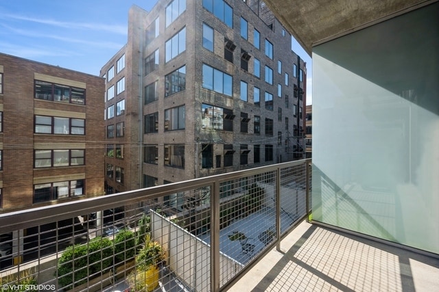 Building Photo - 321 S Sangamon St
