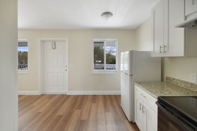 Building Photo - Newly Renovated spacious one bedroom one b...