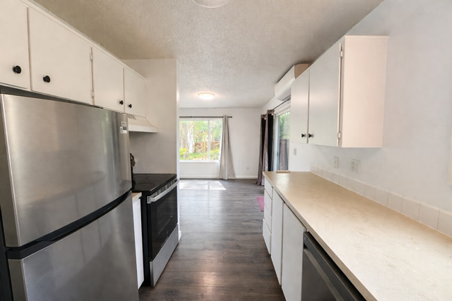Building Photo - Open & Bright SW Portland 3 Bedroom Home - End Unit & Nature Views