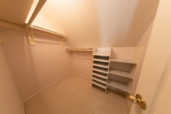 Building Photo - 618 Chaucer Ln