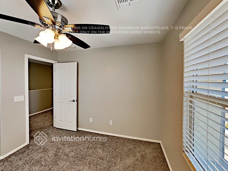 Building Photo - 252 N Sandal