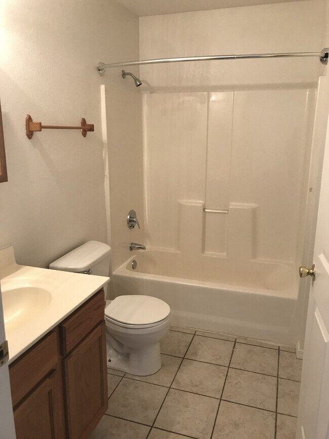 Building Photo - 504 Twin Oaks