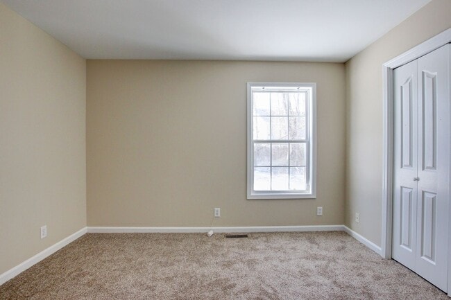 Building Photo - Cozy 3 bd 2 bath in the heart of Clarksville.  Fresh paint and Flooring!