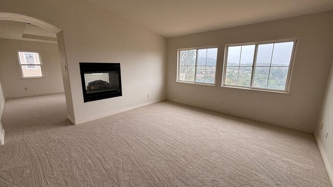 Building Photo - Large lovely home with amazing views!
