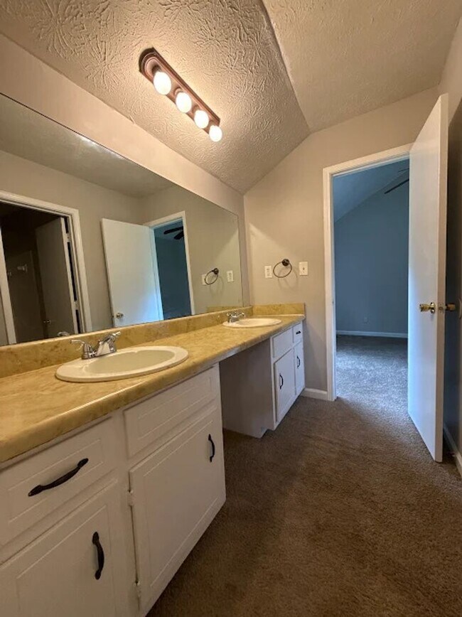 Building Photo - 3 Bed  2.5 bath in Stone Mountain!