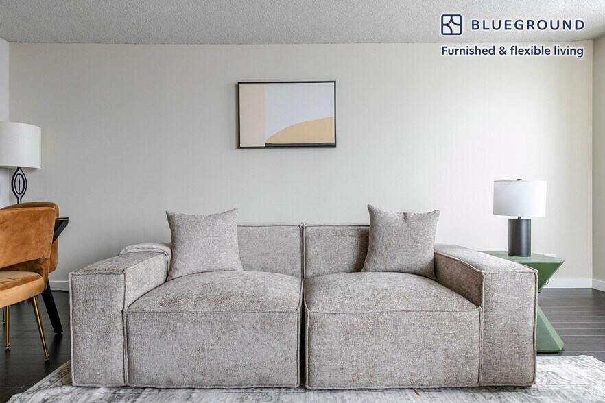 Building Photo - 77 W Huron St