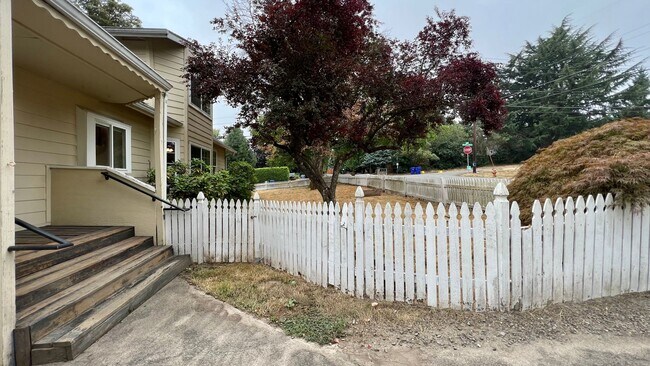 Building Photo - Outdoor Oasis: Charming 3 Bed 2 Bath House!