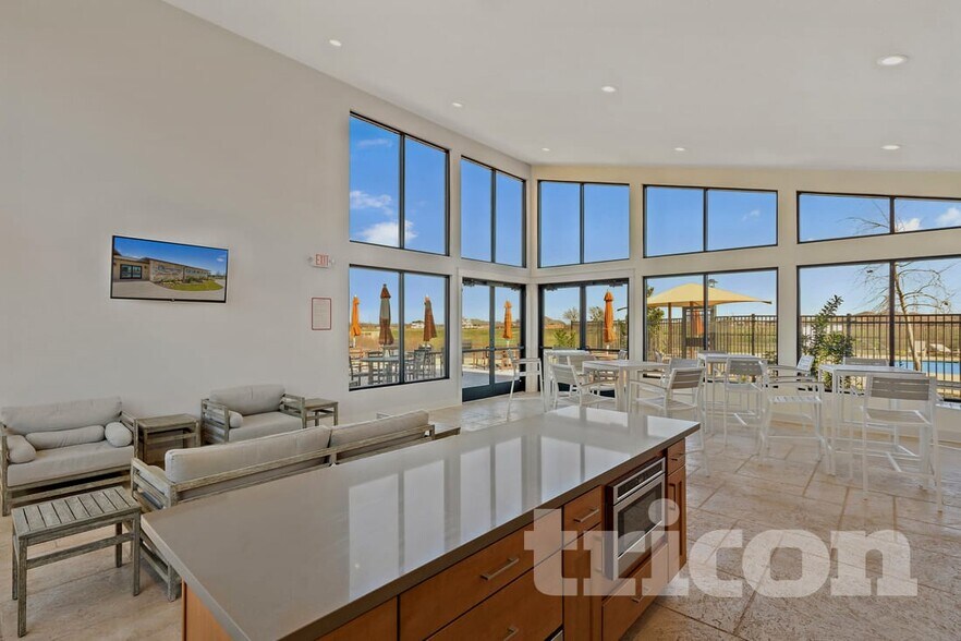 Building Photo - 5002 Saddle Clb Dr