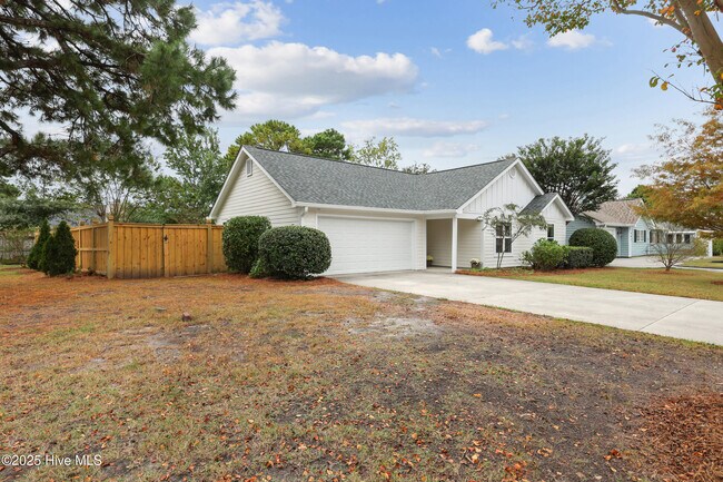 Building Photo - 303 Hixon Pl