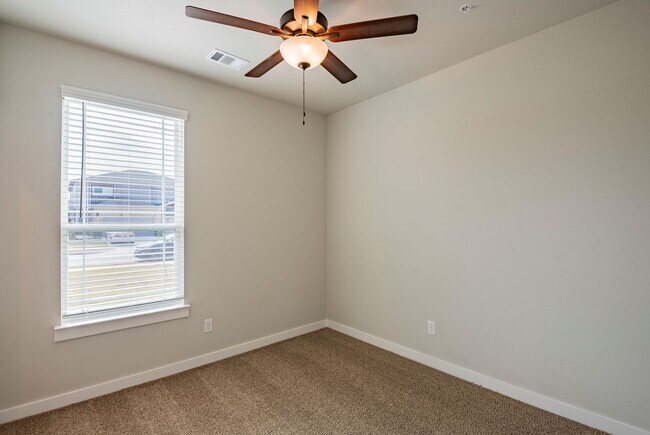 Building Photo - 609 Wheatfield Dr