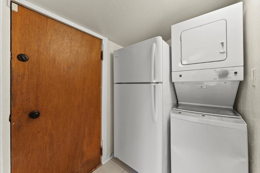 Building Photo - 713 Lighthouse Ave