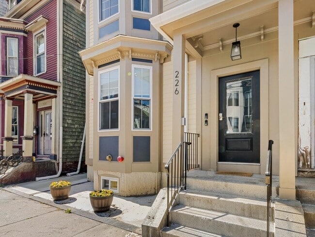 Building Photo - 225 Saratoga St