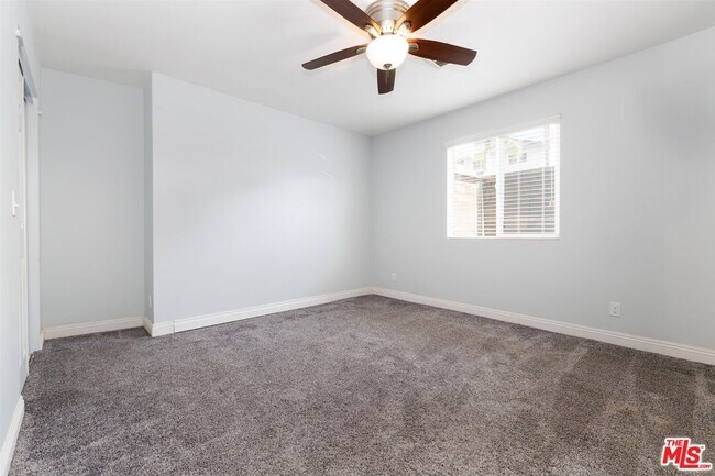 Building Photo - 1609 E Hillcrest Dr