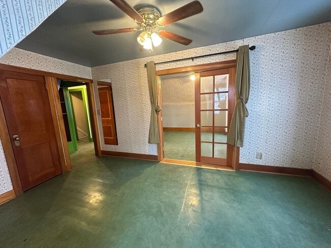 Building Photo - 5 Bed 3 Bath Home-Heat Included/Pets Allowed