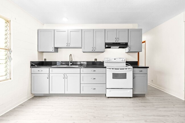 Building Photo - Newly renovated 3/1 with 2 Parking stalls