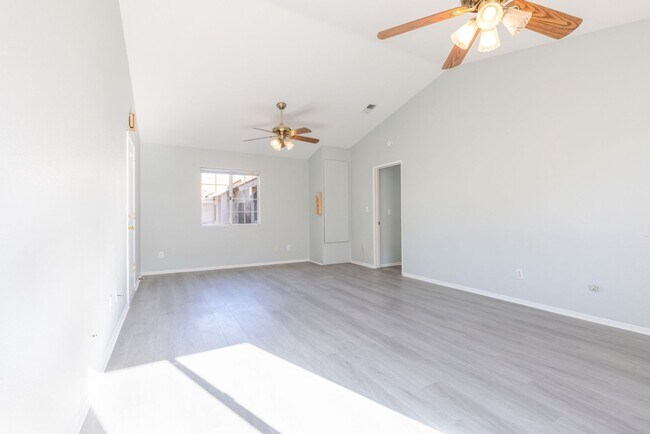 Building Photo - West Lancaster4 bedroom + bonus room