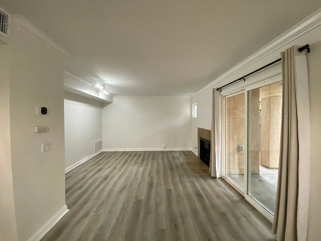 Building Photo - Beautifully Renovated 1-Bedroom Condo in R...