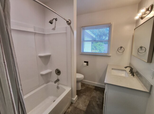 Building Photo - Darling Home on Darlene!