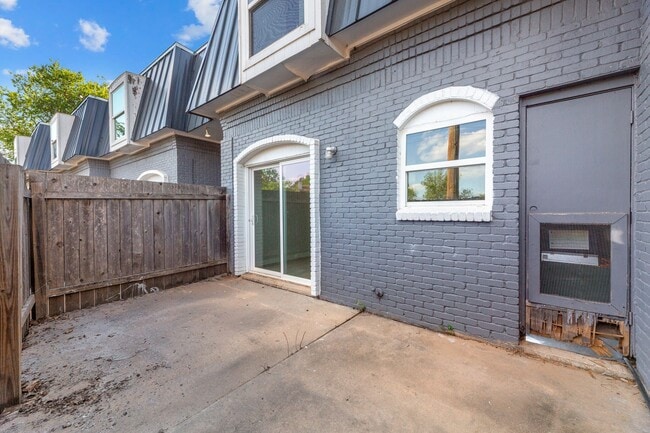 Building Photo - 5005 Manor Rd