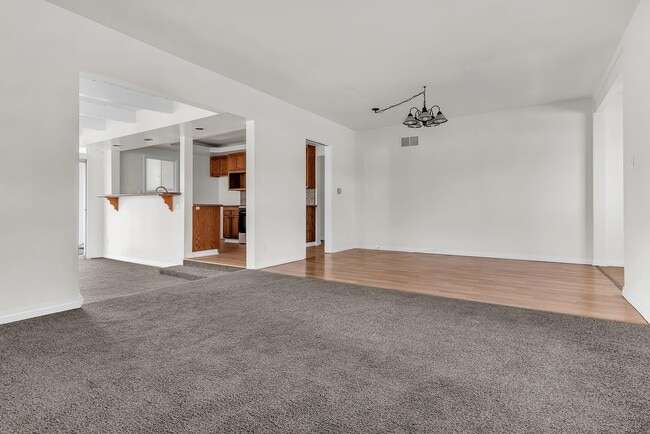 Building Photo - 6120 E Walton St