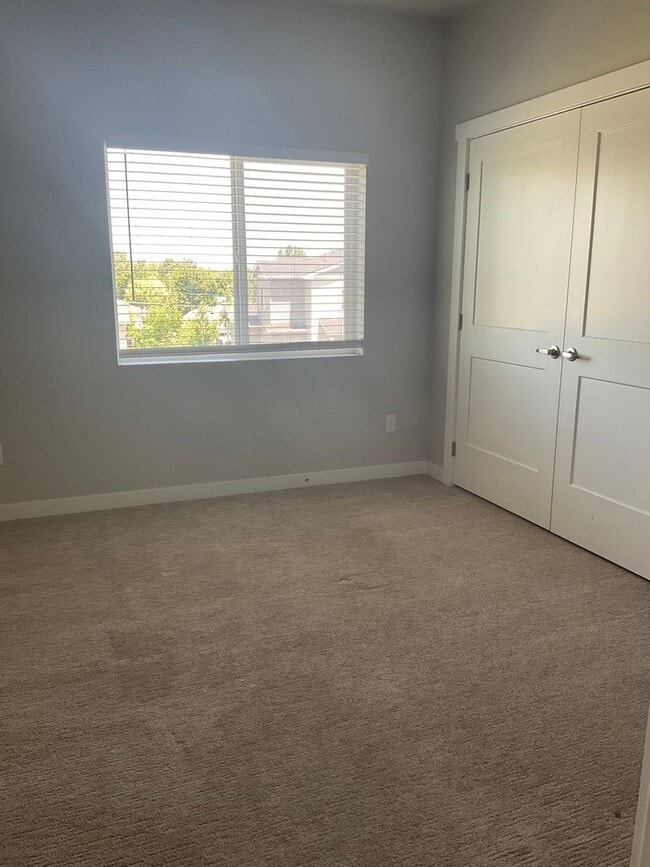 Building Photo - Sunbeam Townhomes | Modern Townhome Living in the Heart of Kuna
