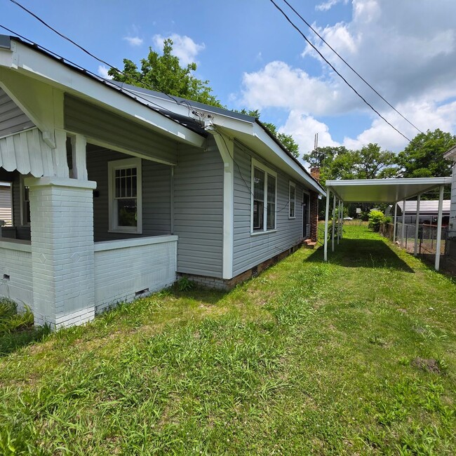 Building Photo - Beautifully Renovated 3 Bedroom 1 Bath Home