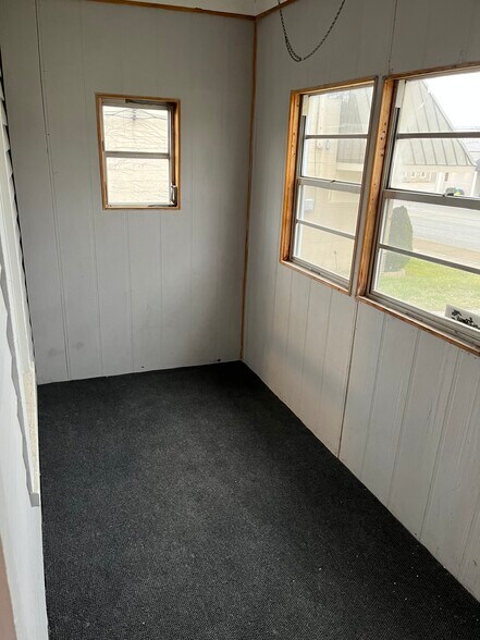 Front enclosed porch - 5462 State Rd