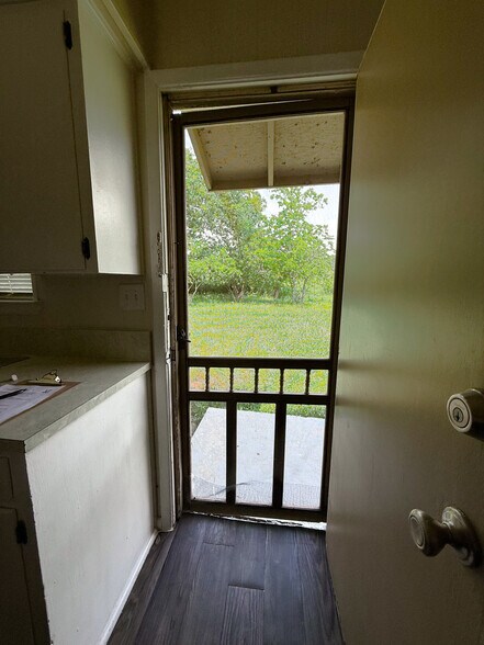Building Photo - 3525 Country Club Rd