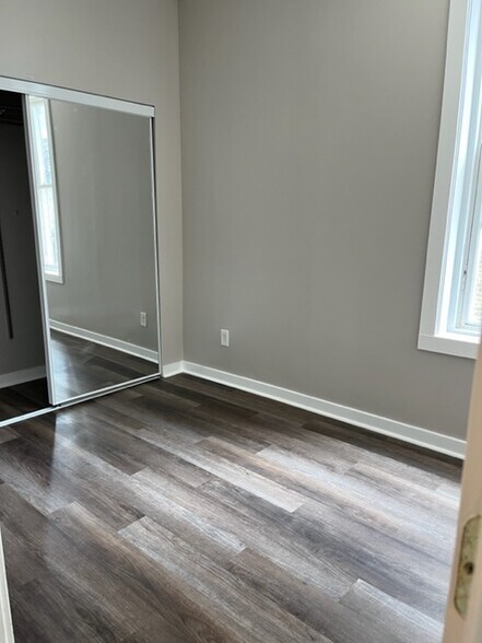 bed1 - 1615 W Barry Ave
