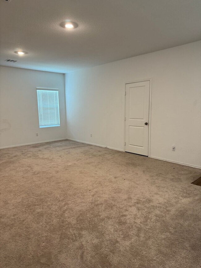 Building Photo - 3 Bed 2 Bath 2 Car Garage Home in Maxwell ...