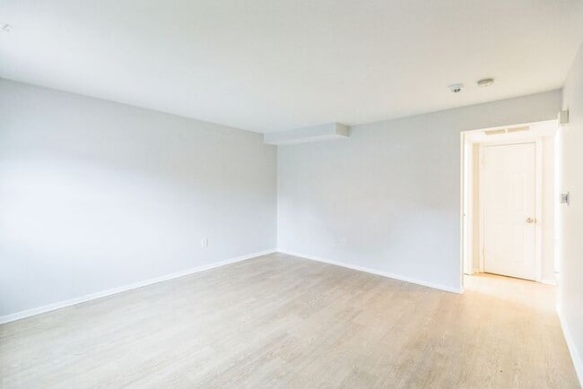 Building Photo - 5170 Clacton Ave