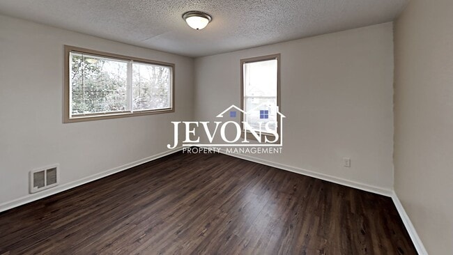 Building Photo - Charming duplex in a walkable location near the University of Puget Sound