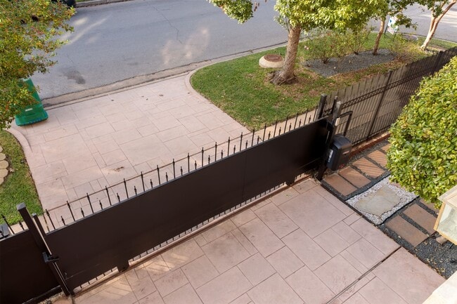 Building Photo - 2101 Elmen St