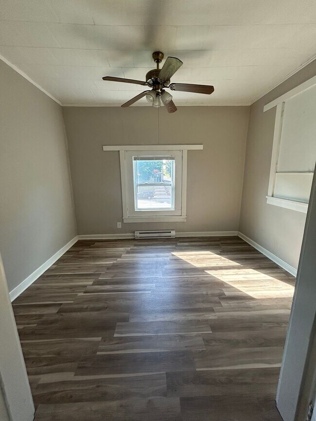 Building Photo - Large 2 Bedroom 1 Bath Apartment