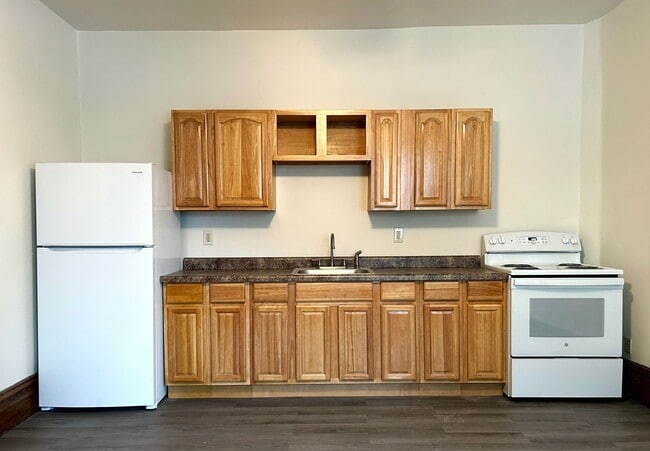 Building Photo - Recently Updated first floor apartment within walking distance to Main St  Grove City !