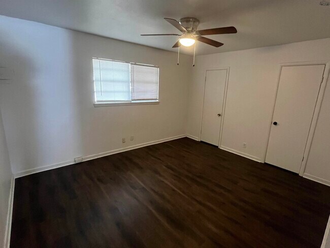 Building Photo - 1902 Huff St