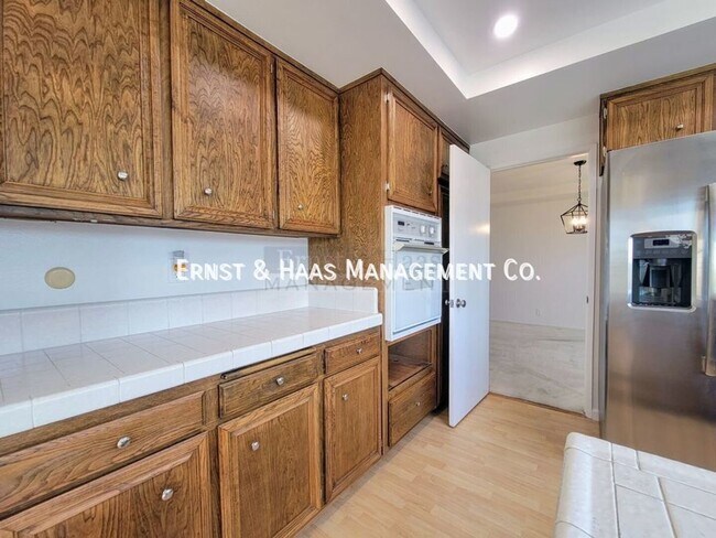 Building Photo - 5692 Vinevale Cir