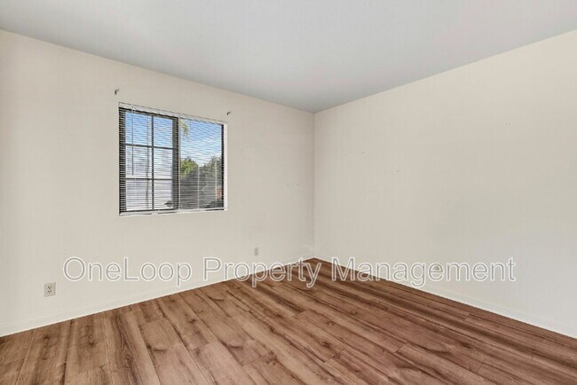 Building Photo - 493 Summerhill View