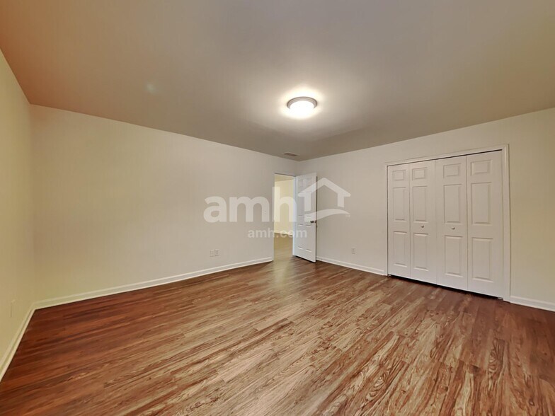 Building Photo - 277 Springs Xing