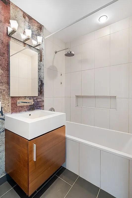 Building Photo - 5-19 Borden Ave