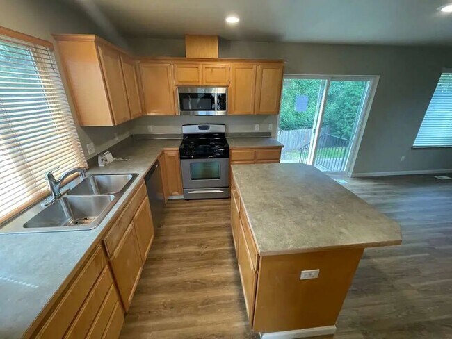 Building Photo - Puyallup House