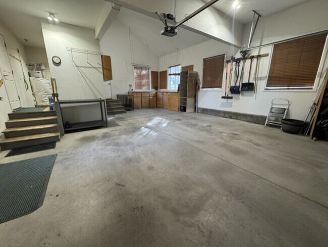 Building Photo - West Side location with amazing mountain views