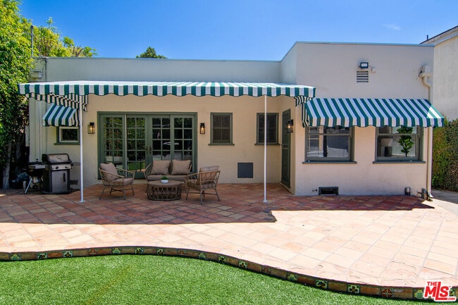 Building Photo - 121 S Poinsettia Pl