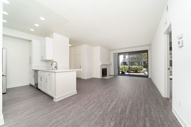 Building Photo - Remodeled, ground level, 1 bedroom, 1 bath condo in Lakeside Garden Grove Community