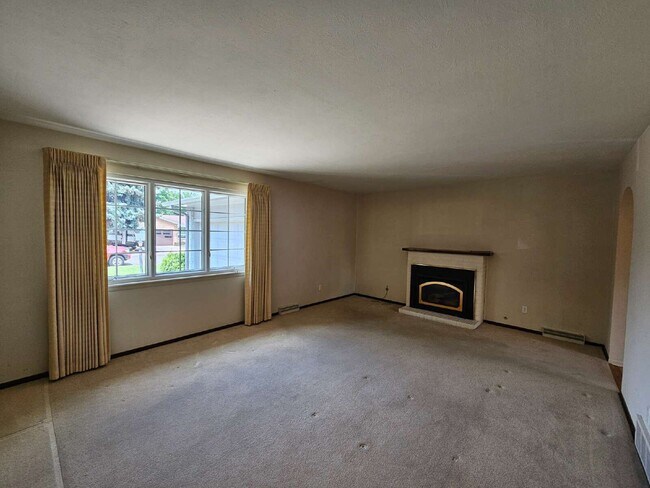 Building Photo - 250 E Graves Ave