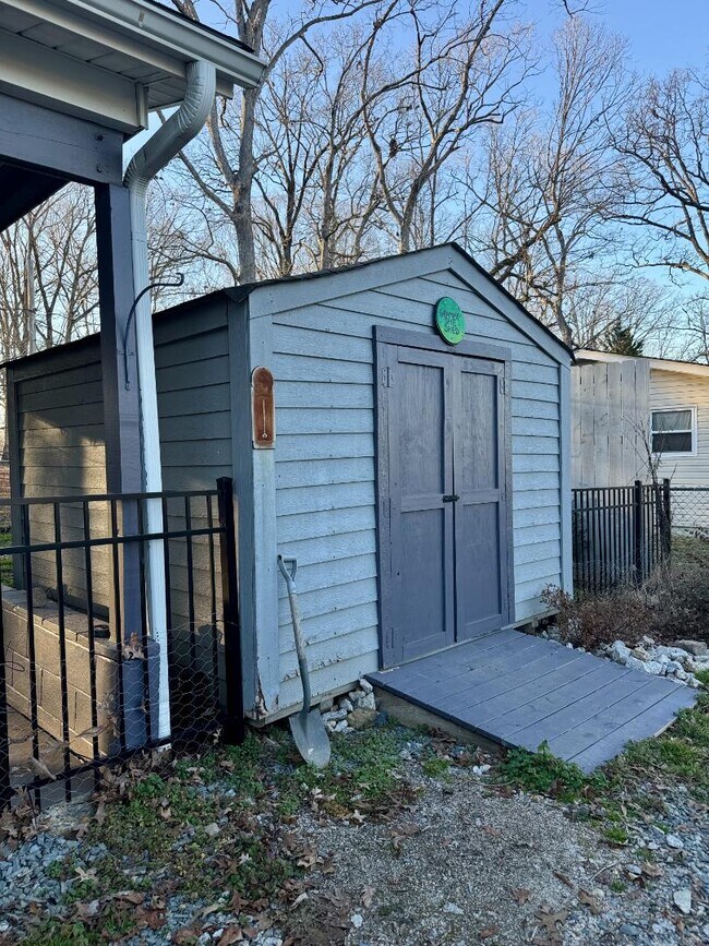 Building Photo - 2516 Hinson Rd