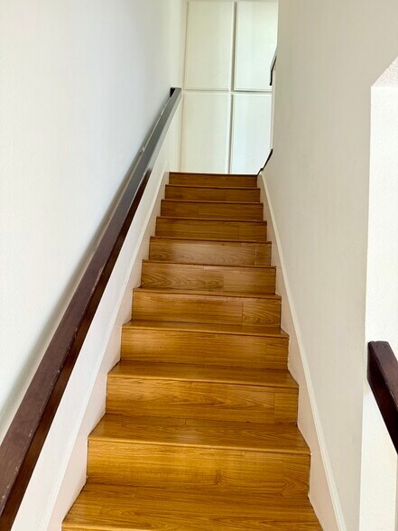 staircase to bedrooms - 6031 Lindley Ave