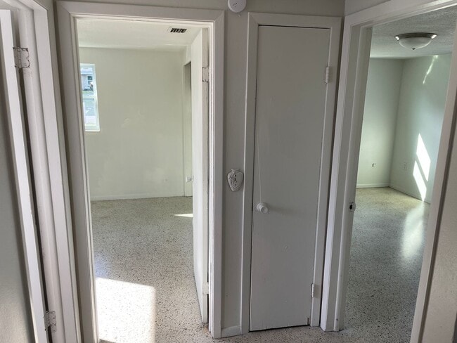 Building Photo - 2/1/1 New Port Richey