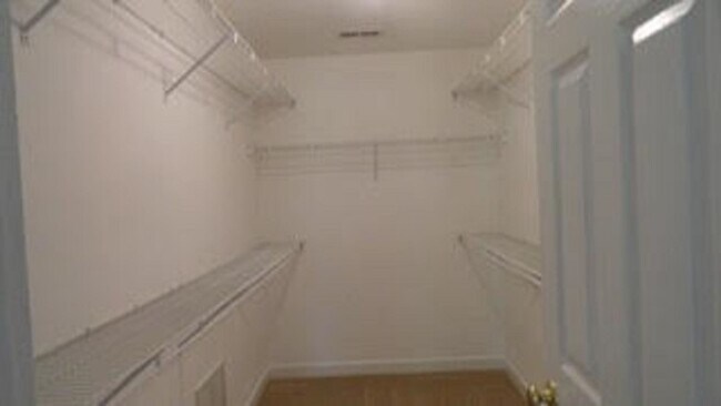Building Photo - Beautiful home in Seaford