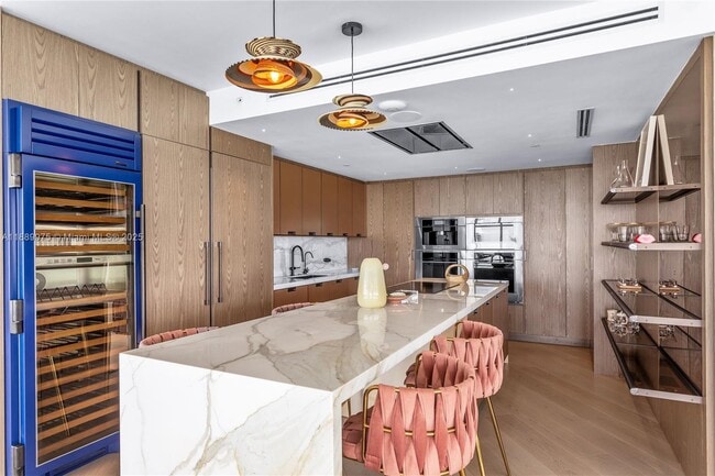 Building Photo - 1000 South Pointe Dr